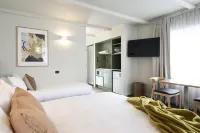 The Elmwood Motel Hotels in 