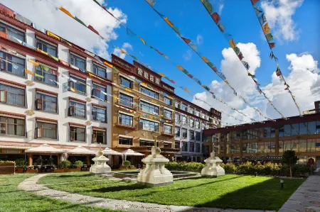 La Garry Snow Dragon Manor Resort Отели рядом с достопримечательностью «Chagpori»