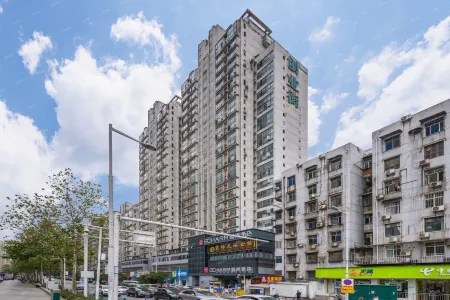 Echarm Hotel (Wuhan Optics Valley Pedestrian Street Huazhong University of Science and Technology Subway Station) Отели рядом с достопримечательностью «China University of Geosciences»