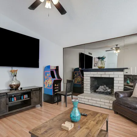 Strip-Side Villa, 6 Beds, Pool, Mini Golf, Karaoke