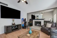 5 Bedroom Home by Strip, Pool, Mini Golf, Karaoke