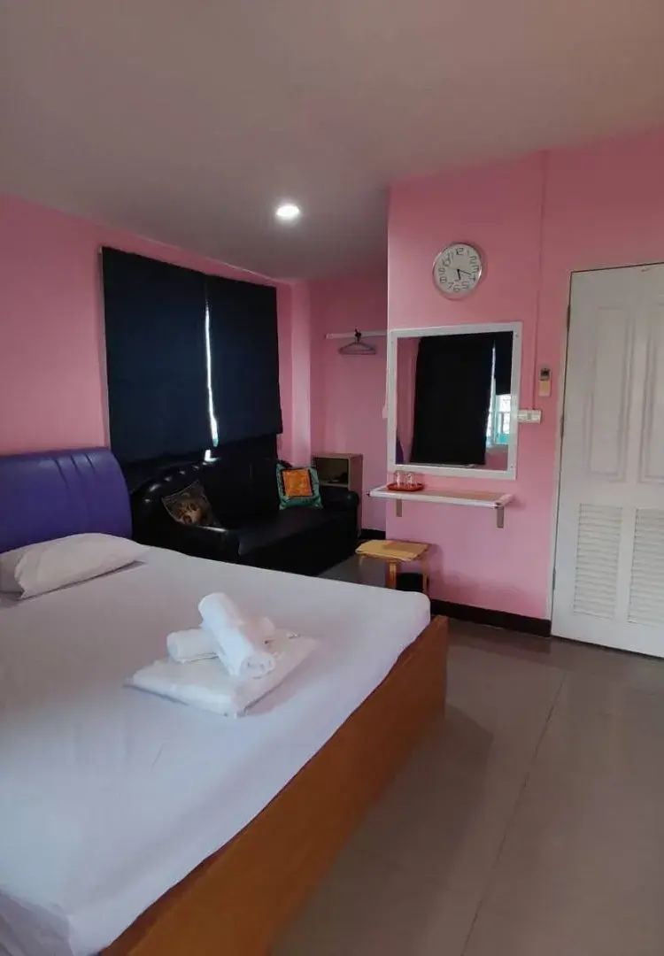 ห้องดีลักซ์ เตียงใหญ่ 1 เตียง