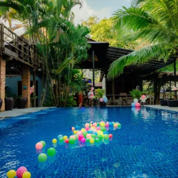 River Nest Hostel Hotels near ដងព្រែក
