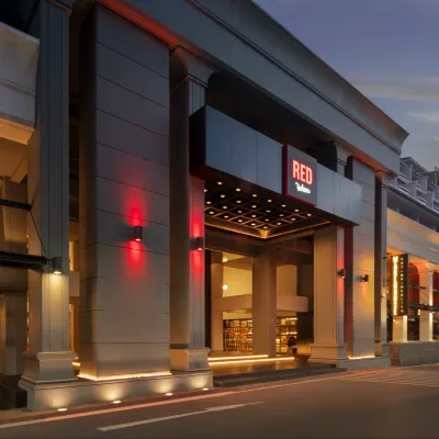 Radisson RED Phuket Patong Beach Отели рядом с достопримечательностью «Пляж Мерлин»