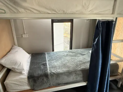 เตียงในห้องพัก (สำหรับผู้หญิงเท่านั้น)