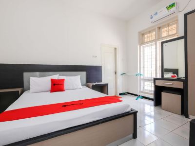 RedDoorz near Rita Super Mall Purwokerto 3