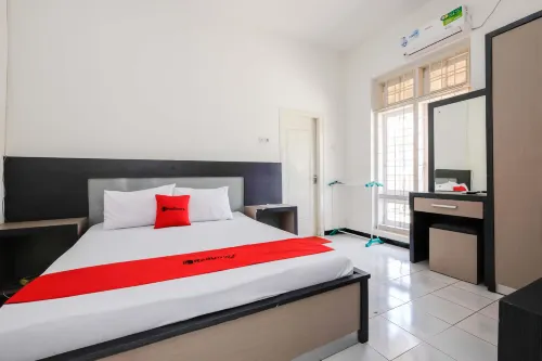 RedDoorz near Rita Super Mall Purwokerto 3 - Pensions