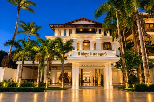 The Riverfront Central Hotel - parkir