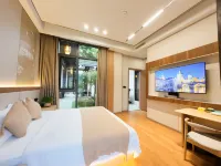 Zhenjiang · Riverside View Chinese Inn (Langzhong Ancient City Huaguang Tower) - parking