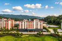 Days Hotel by Wyndham Lincang Linxiang - Mountain view