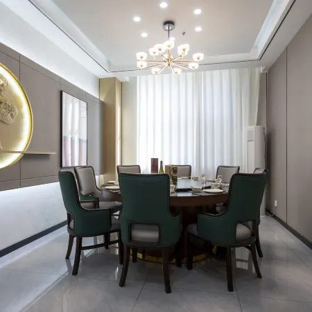 Huaji Wenyue Hotel (Weifang Minzhu Street North High-speed Railway Station)