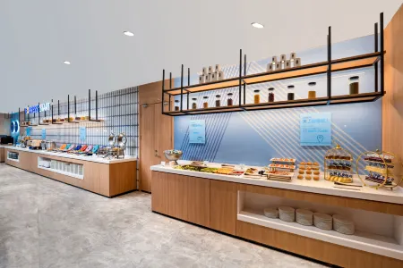 Holiday Inn Express Shanghai Pujiang Отели рядом с достопримечательностью «Xuhui District West Bund Nature Art Park»