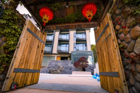 Jinyun Qiushan Banshe (Xiandu Scenic Spot) Отели рядом с достопримечательностью «Zhutan Mountain»