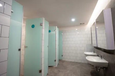 Bobopod Slamet Riyadi, Solo Отели рядом с достопримечательностью «Стаден Манахан Суракарта»