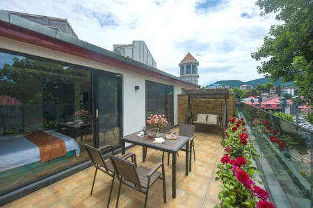 Lushan Yunlian Hotel (Guling Street Cableway Upper Platform)