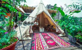 A tent is set up for camping with an outside view at Poshpacker Flipflop Youth Hostel (Taikoo Li Chunxi Road Metro Station)