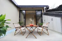 Qingyu Designer Riverview Homestay (Fenghuang Ancient Town Hongqiao Branch)