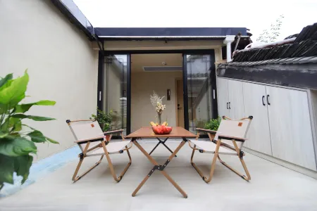 Qingyu Designer Riverview Homestay (Fenghuang Ancient Town Hongqiao Branch)