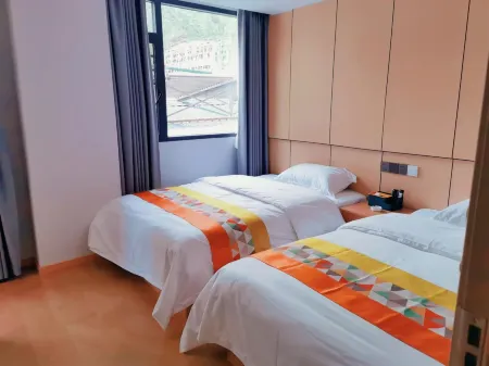 Yanliang Xinxin Business Hotel Отели рядом с достопримечательностью «Глобальный автомобильный пассажирский станция Ляо Ляо»