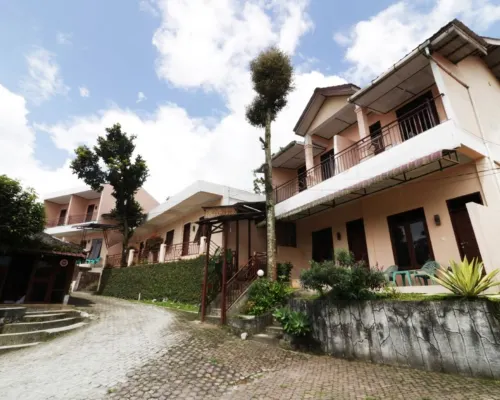 Villa Keluarga BRE Batunanggar Hotels in Karo