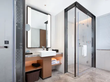 Hampton by Hilton  Linyi Beicheng Center Отели рядом с достопримечательностью «Linyi University Foreign Language School»