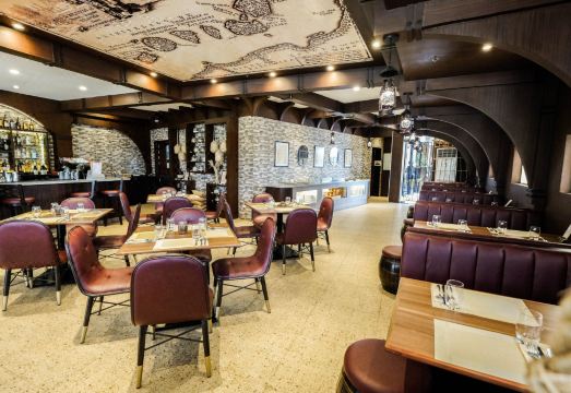 세부 퀸센테니얼 호텔의 편안한 객실