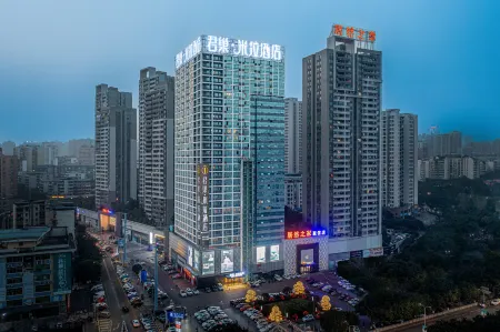 Junchao Mira Hotel (Ranjiaba Flower Garden Light Rail Line 6 Station) Отели рядом с достопримечательностью «Ronghui International Hot Spring City-Ronghui Spring View Natatorium»