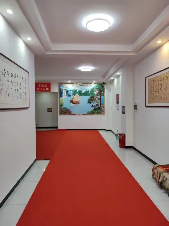 Guofeng Express Hotel (Shenqiu Railway Station No. 2 High School) Отели в г. Шэньцю