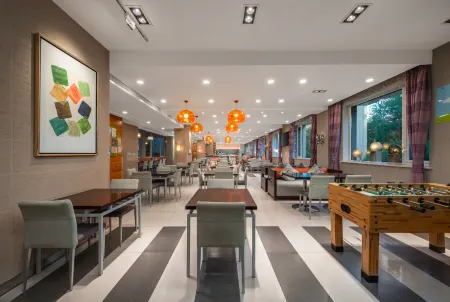 Holiday Inn Express Shangdi Beijing Отели рядом с достопримечательностью «Beijing Information Science & Technology University Qinghe Xiaoying Campus (Southern District)»