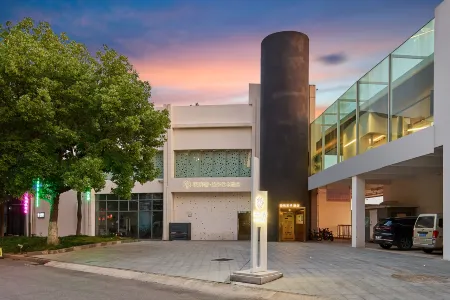 Floral Lux Hotel·Wuhu Art Hotel (Binjiang Park Branch) Отели рядом с достопримечательностью «Anhui Normal University Qijiang College (Wenjin Campus)»