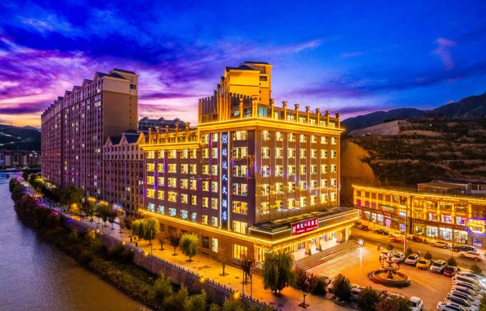 Zhuoni Ruida Humanities Hotel