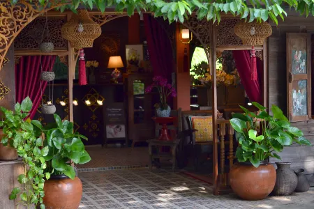 Thai Thai Sukhothai Resort Отели рядом с достопримечательностью «Wat Traphang Tong Lang»