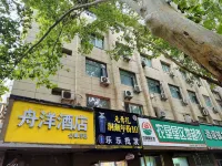 Zhouyang Youth Hotel (People's Hospital Subway Station) Отели в г. 