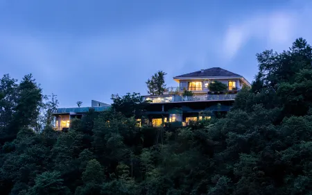 Qishan Yinshe Banshan Hot Spring Hotel Отели рядом с достопримечательностью «Beihai Wetland»