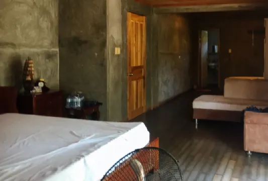 RedDoorz Hostel @ Madrias Pension House Isabela โรงแรมใน