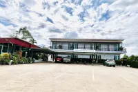 โรงแรมปาริชาติ บ้านดุง - ที่มีที่จอดรถ