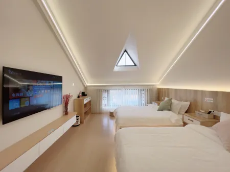 There is a homestay (Luoyi Ancient City) Отели рядом с достопримечательностью «Shenzhou Peony Garden»