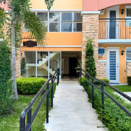 7-14min From Airport, SM mall, Large Work Table, Free Pool, Digital Nomad/Remote Work