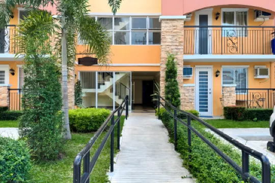 7-14min From Airport, SM mall, Large Work Table, Free Pool, Digital Nomad/Remote Work