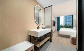 Huacheng Hotel (Nanningdong Railway Station South Square)