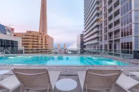 Modern Downtown Apartments - สระว่ายน้ำบนดาดฟ้า