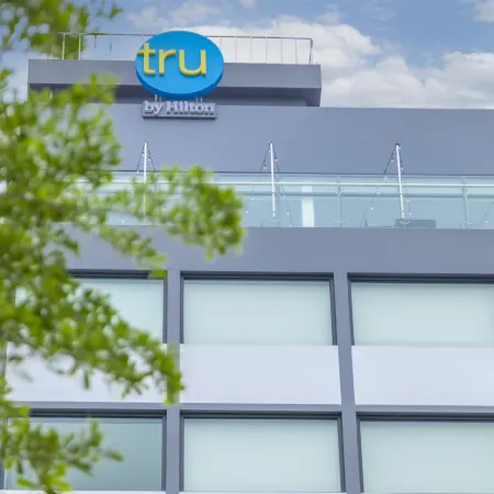 Tru by Hilton Ha Long Hon Gai Centre Отели рядом с достопримечательностью «Бухта Халонг»