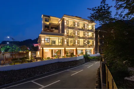 Mountain and Bamboo Holiday lnn{ZhangjiajieForest Park Store Отели рядом с достопримечательностью «Dayangba Square»