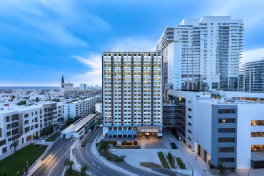 Grand Madison Hotel Longsen (Yellow Crane Tower Zhongnan Road Subway Station) Отели в г. 