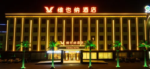 Vienna Hotel Wuchuan Government Hall Branch - parking