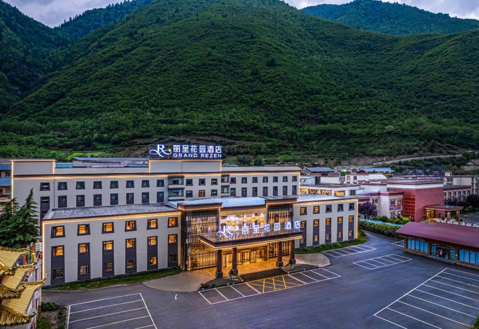 Rezen Hotel 외관