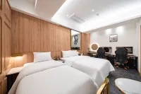 Insta Hotel-MainBranch