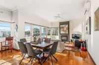 Captains Retreat Apartments and Cottages