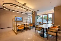 Borrman Hotel (Zhuhai Gongbei Port Fuhuali Light Rail Store) - ติดทะเล