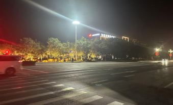 Home Inn Huaxuan Select Hotel (International Leather City Wanda Plaza Branch)